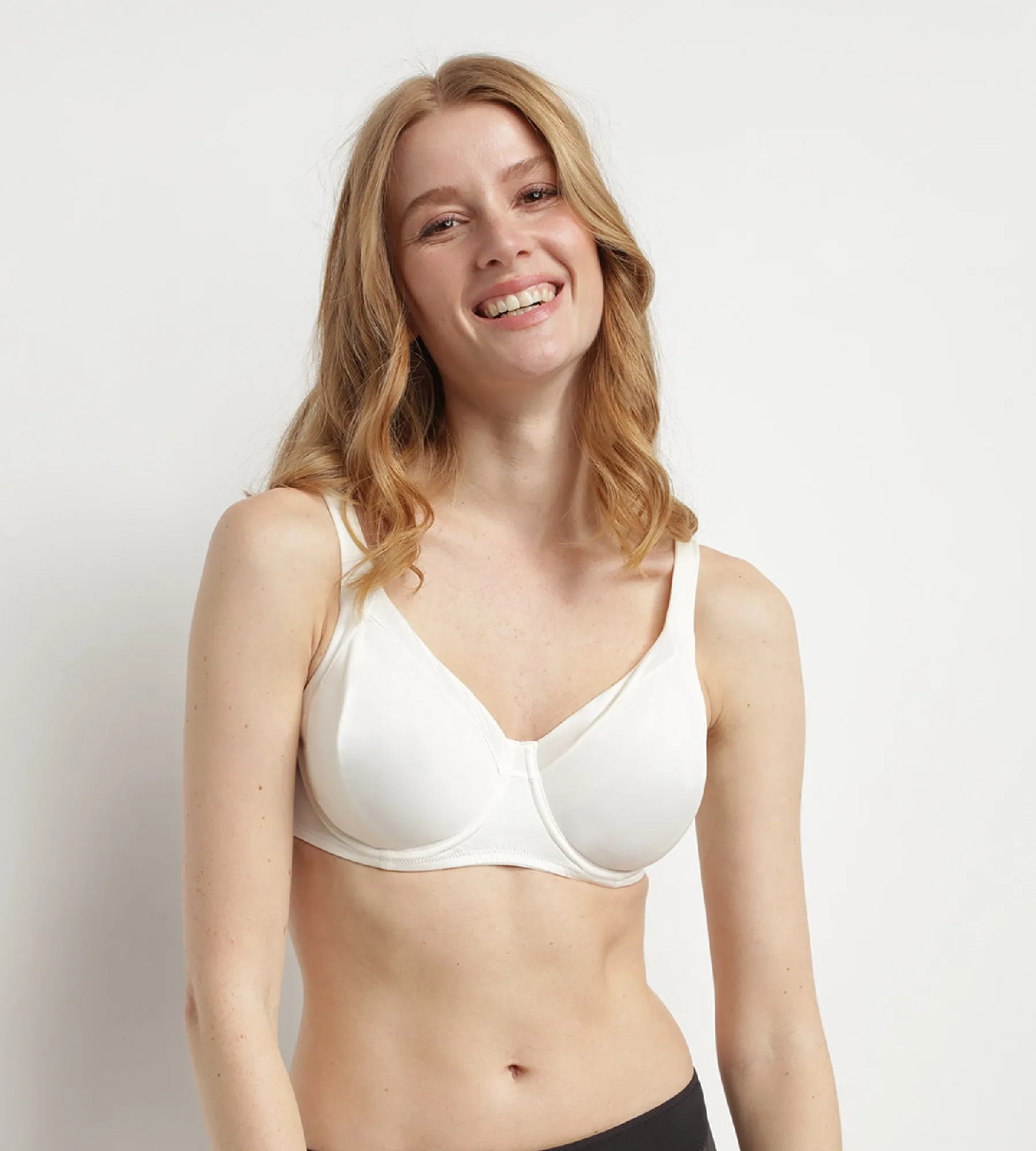 Generous Invisible Dim underwire push-up bra with mother-of-pearl
